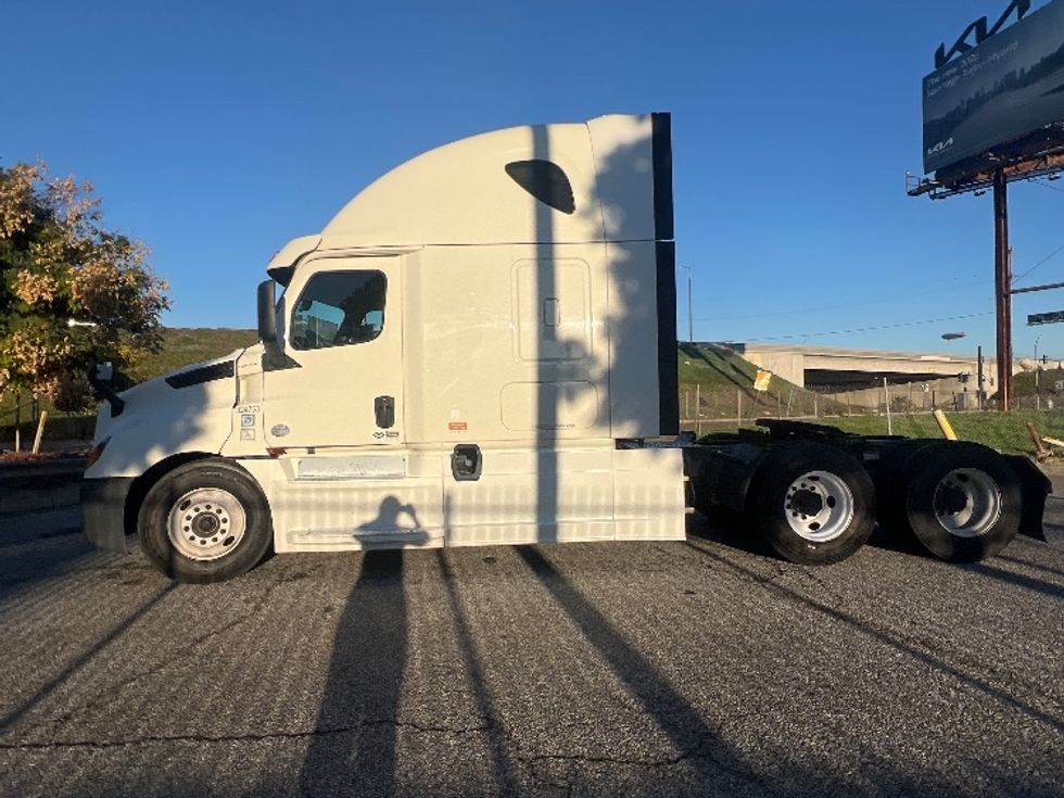 Sleeper Tractor-Heavy Duty Tractors-Freightliner-2019-T12664ST-Torrance-CA-614,832\n\t\tmiles-$ 53,750 - Image 4
