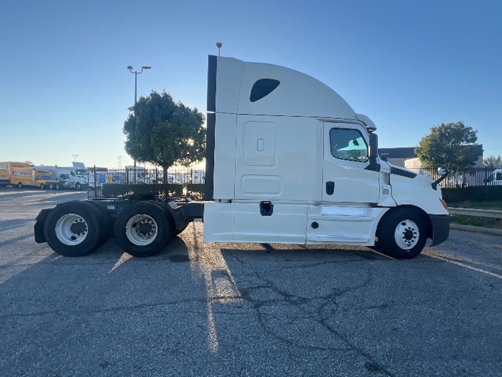 Sleeper Tractor-Heavy Duty Tractors-Freightliner-2019-T12664ST-Torrance-CA-614,832\n\t\tmiles-$ 53,750 - Image 8