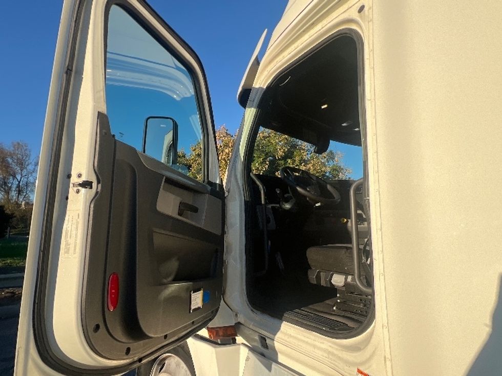 Sleeper Tractor-Heavy Duty Tractors-Freightliner-2019-T12664ST-Torrance-CA-614,832\n\t\tmiles-$ 53,750 - Image 9