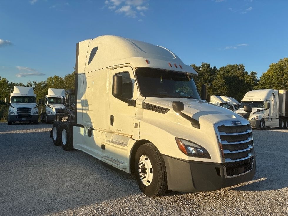 Sleeper Tractor-Heavy Duty Tractors-Freightliner-2019-T12664ST-Wabash-IN-617,589\n\t\tmiles-$ 51,000 - Image 1