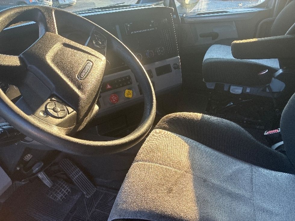 Sleeper Tractor-Heavy Duty Tractors-Freightliner-2019-T12664ST-Wabash-IN-617,589\n\t\tmiles-$ 51,000 - Image 10