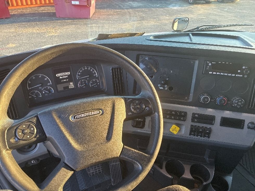 Sleeper Tractor-Heavy Duty Tractors-Freightliner-2019-T12664ST-Wabash-IN-617,589\n\t\tmiles-$ 51,000 - Image 11
