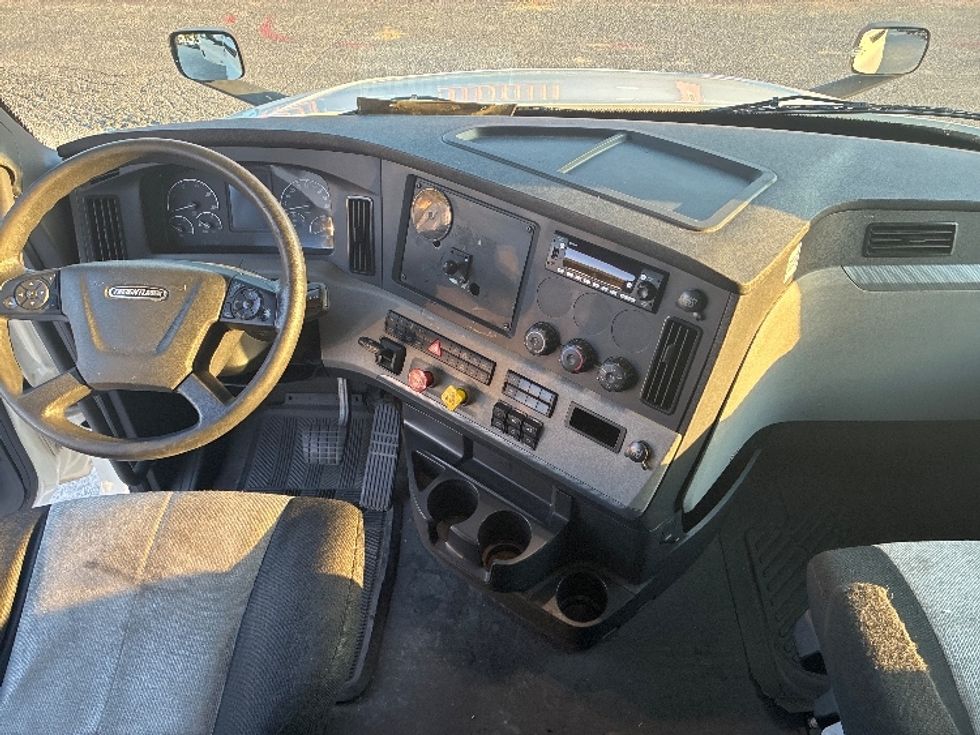 Sleeper Tractor-Heavy Duty Tractors-Freightliner-2019-T12664ST-Wabash-IN-617,589\n\t\tmiles-$ 51,000 - Image 12