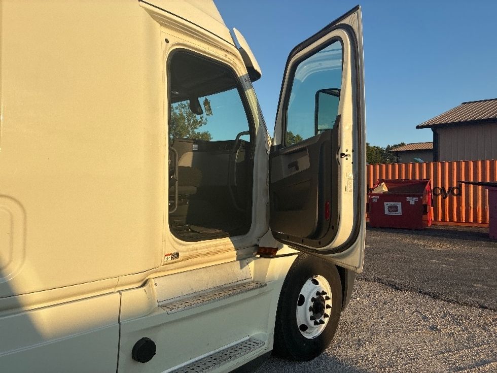 Sleeper Tractor-Heavy Duty Tractors-Freightliner-2019-T12664ST-Wabash-IN-617,589\n\t\tmiles-$ 51,000 - Image 13