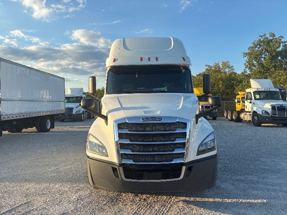 Sleeper Tractor-Heavy Duty Tractors-Freightliner-2019-T12664ST-Wabash-IN-617,589\n\t\tmiles-$ 51,000 - Image 2