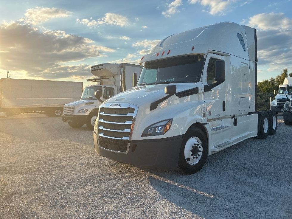Sleeper Tractor-Heavy Duty Tractors-Freightliner-2019-T12664ST-Wabash-IN-617,589\n\t\tmiles-$ 51,000 - Image 3