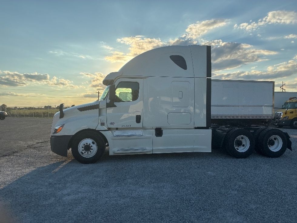 Sleeper Tractor-Heavy Duty Tractors-Freightliner-2019-T12664ST-Wabash-IN-617,589\n\t\tmiles-$ 51,000 - Image 4