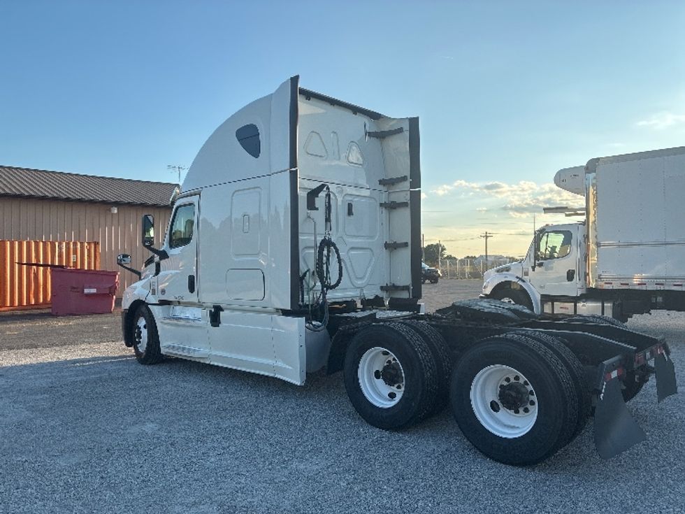 Sleeper Tractor-Heavy Duty Tractors-Freightliner-2019-T12664ST-Wabash-IN-617,589\n\t\tmiles-$ 51,000 - Image 5