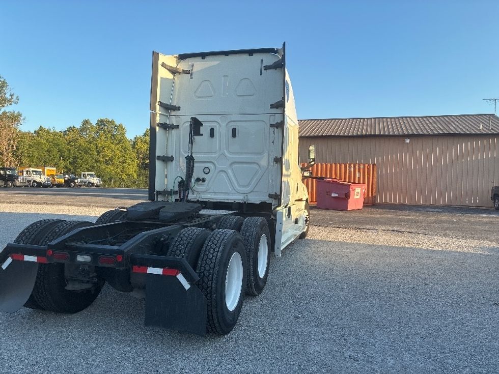 Sleeper Tractor-Heavy Duty Tractors-Freightliner-2019-T12664ST-Wabash-IN-617,589\n\t\tmiles-$ 51,000 - Image 7