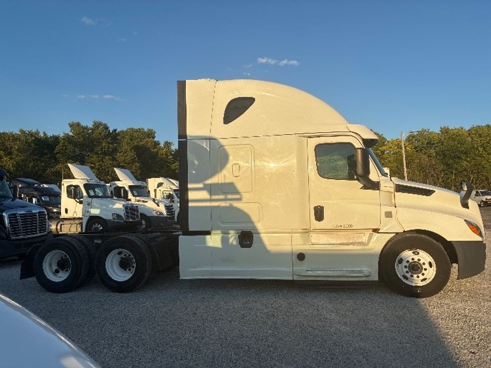 Sleeper Tractor-Heavy Duty Tractors-Freightliner-2019-T12664ST-Wabash-IN-617,589\n\t\tmiles-$ 51,000 - Image 8