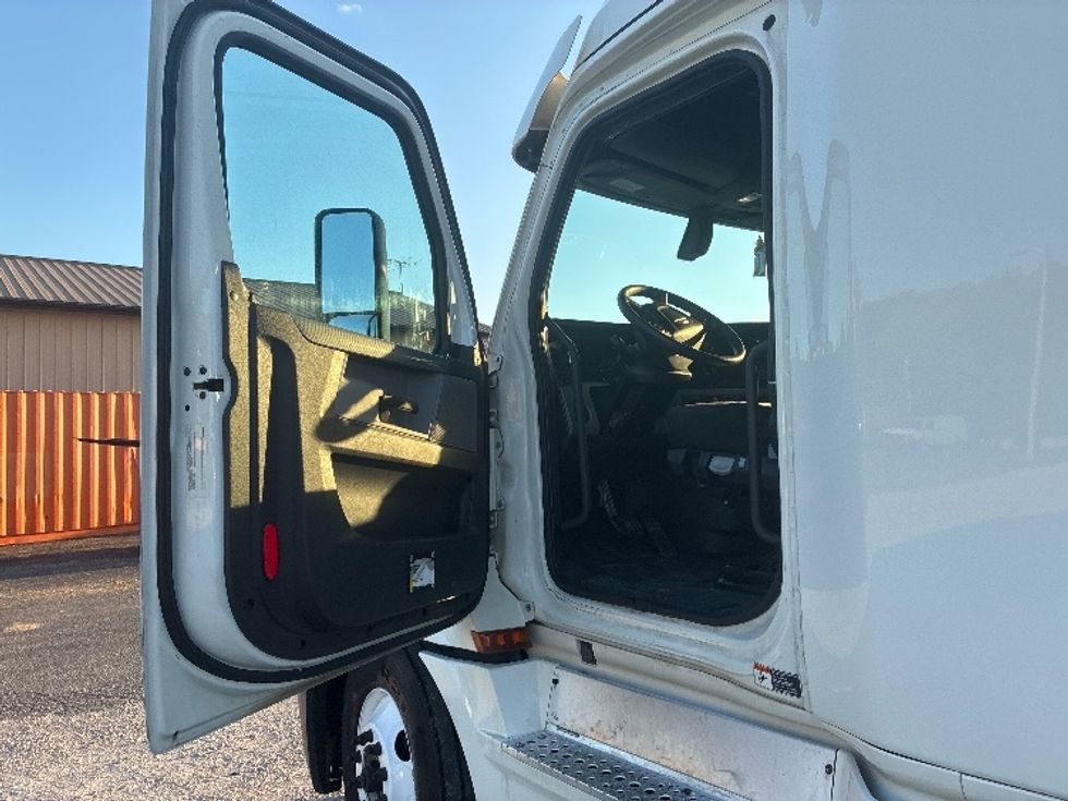 Sleeper Tractor-Heavy Duty Tractors-Freightliner-2019-T12664ST-Wabash-IN-617,589\n\t\tmiles-$ 51,000 - Image 9