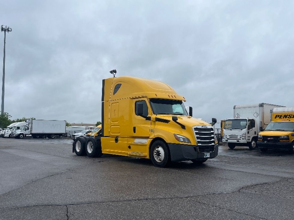 Sleeper Tractor-Heavy Duty Tractors-Freightliner-2019-T12664ST-Warren-MI-851,926\n\t\tmiles-$ 32,750 - Image 1