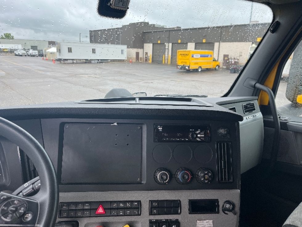 Sleeper Tractor-Heavy Duty Tractors-Freightliner-2019-T12664ST-Warren-MI-851,926\n\t\tmiles-$ 32,750 - Image 12