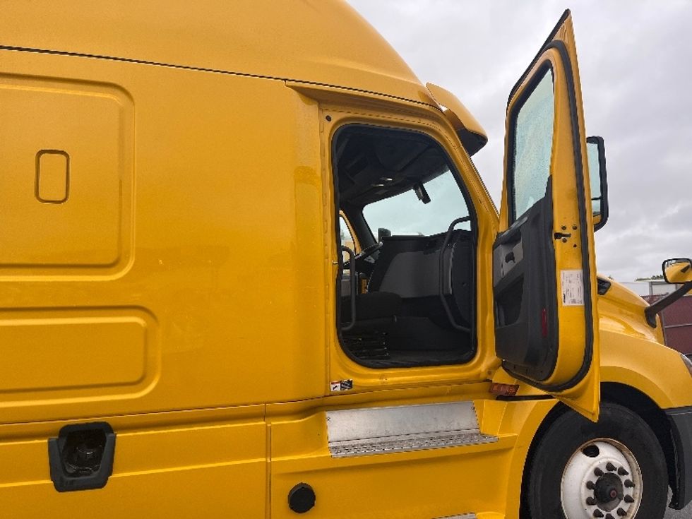 Sleeper Tractor-Heavy Duty Tractors-Freightliner-2019-T12664ST-Warren-MI-851,926\n\t\tmiles-$ 32,750 - Image 13