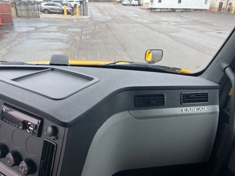 Sleeper Tractor-Heavy Duty Tractors-Freightliner-2019-T12664ST-Warren-MI-851,926\n\t\tmiles-$ 32,750 - Image 14