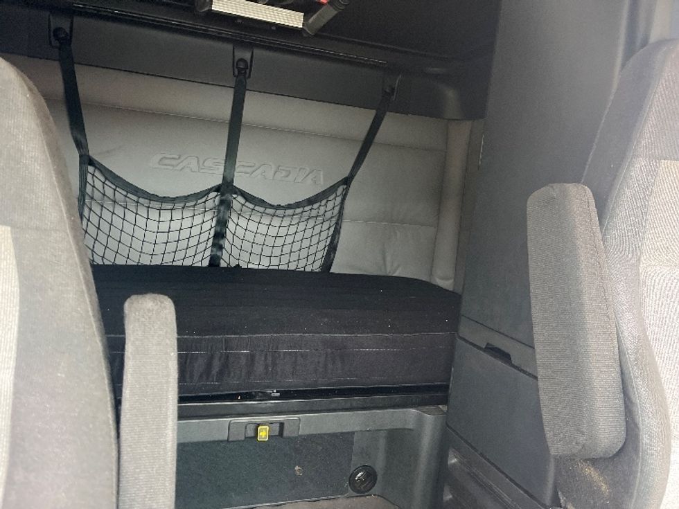 Sleeper Tractor-Heavy Duty Tractors-Freightliner-2019-T12664ST-Warren-MI-851,926\n\t\tmiles-$ 32,750 - Image 16