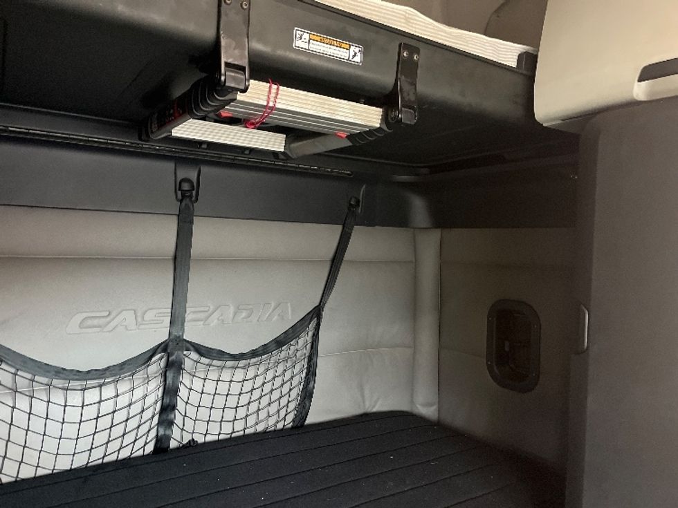 Sleeper Tractor-Heavy Duty Tractors-Freightliner-2019-T12664ST-Warren-MI-851,926\n\t\tmiles-$ 32,750 - Image 17