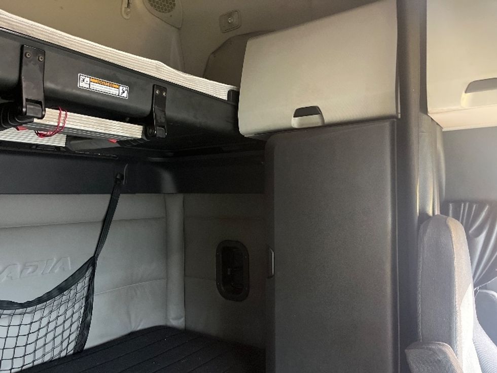 Sleeper Tractor-Heavy Duty Tractors-Freightliner-2019-T12664ST-Warren-MI-851,926\n\t\tmiles-$ 32,750 - Image 18