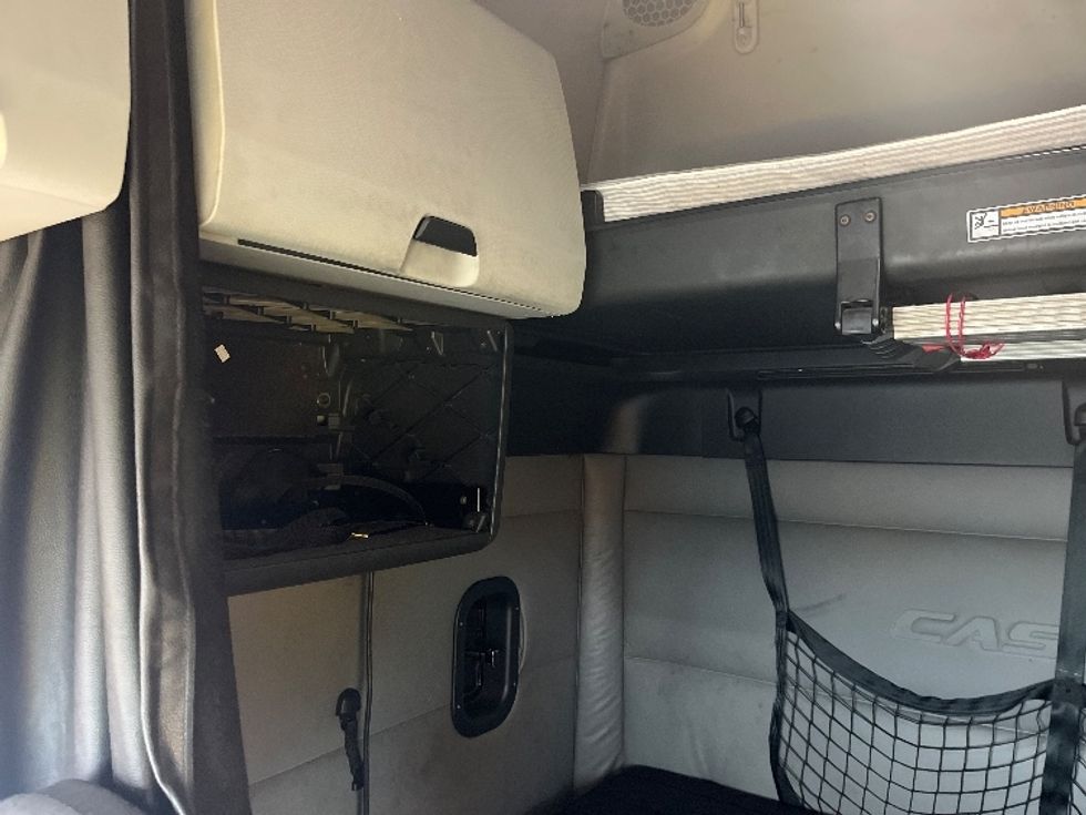 Sleeper Tractor-Heavy Duty Tractors-Freightliner-2019-T12664ST-Warren-MI-851,926\n\t\tmiles-$ 32,750 - Image 19