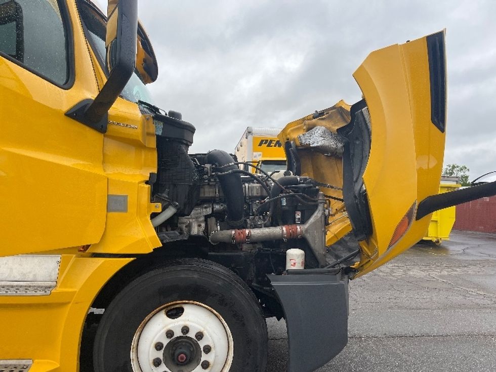 Sleeper Tractor-Heavy Duty Tractors-Freightliner-2019-T12664ST-Warren-MI-851,926\n\t\tmiles-$ 32,750 - Image 20