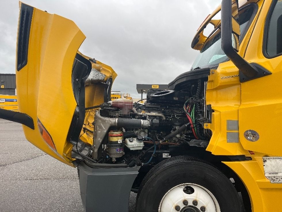 Sleeper Tractor-Heavy Duty Tractors-Freightliner-2019-T12664ST-Warren-MI-851,926\n\t\tmiles-$ 32,750 - Image 21