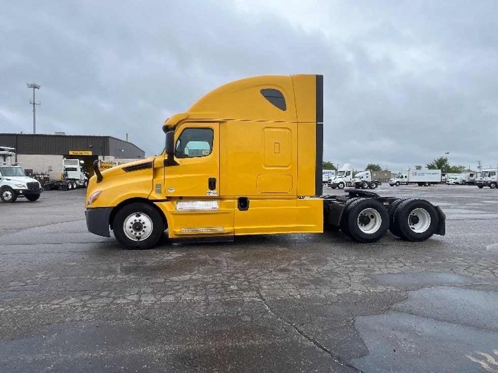 Sleeper Tractor-Heavy Duty Tractors-Freightliner-2019-T12664ST-Warren-MI-851,926\n\t\tmiles-$ 32,750 - Image 4