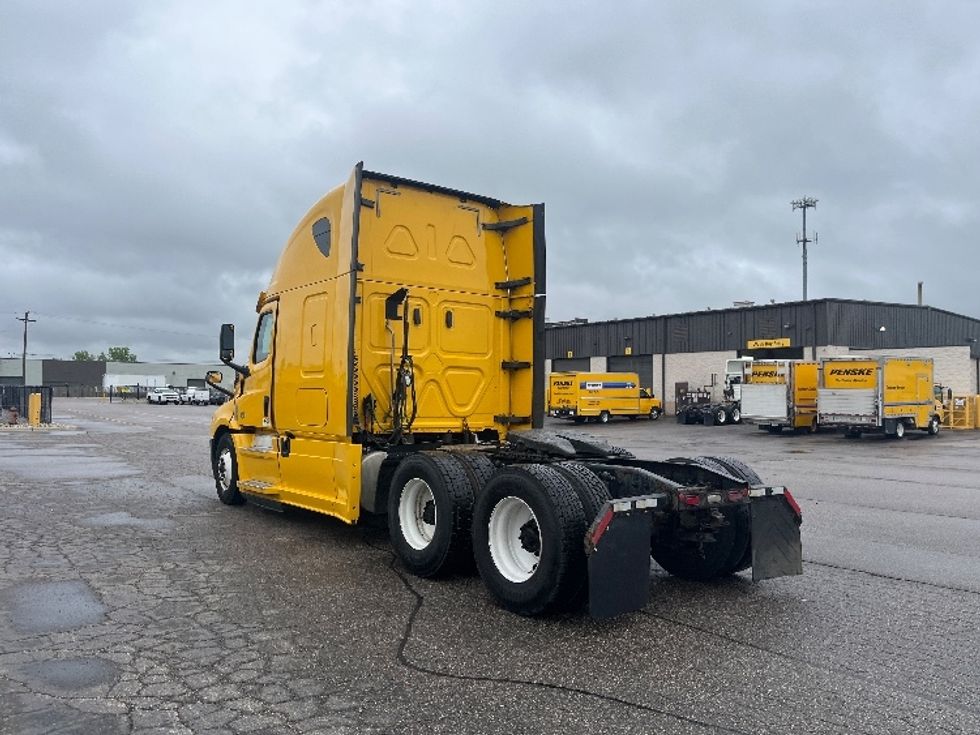 Sleeper Tractor-Heavy Duty Tractors-Freightliner-2019-T12664ST-Warren-MI-851,926\n\t\tmiles-$ 32,750 - Image 5