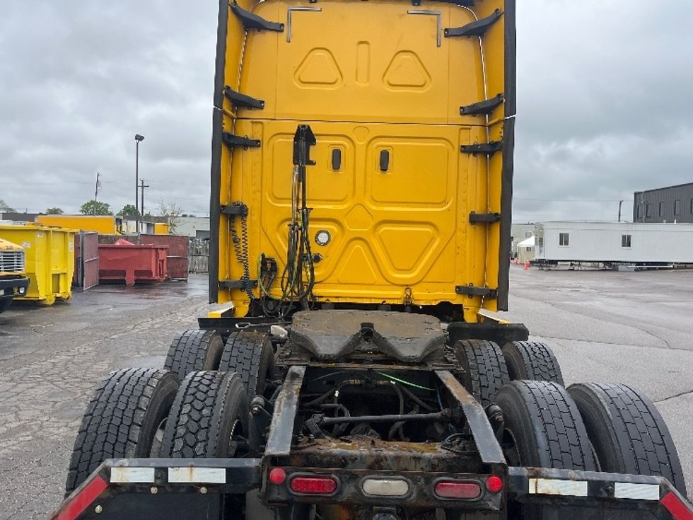 Sleeper Tractor-Heavy Duty Tractors-Freightliner-2019-T12664ST-Warren-MI-851,926\n\t\tmiles-$ 32,750 - Image 6