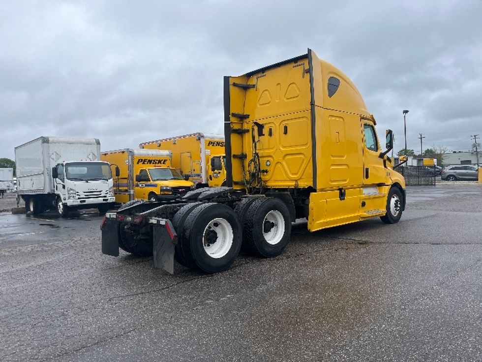 Sleeper Tractor-Heavy Duty Tractors-Freightliner-2019-T12664ST-Warren-MI-851,926\n\t\tmiles-$ 32,750 - Image 7