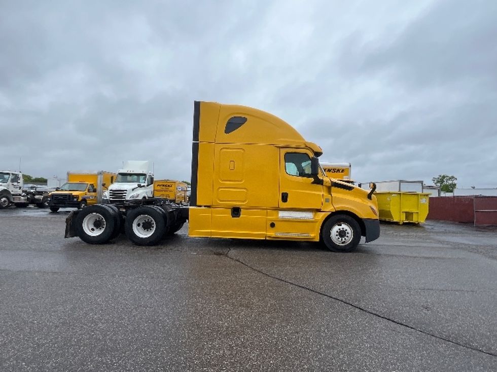 Sleeper Tractor-Heavy Duty Tractors-Freightliner-2019-T12664ST-Warren-MI-851,926\n\t\tmiles-$ 32,750 - Image 8