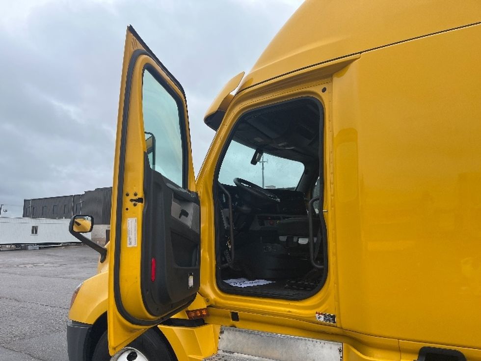 Sleeper Tractor-Heavy Duty Tractors-Freightliner-2019-T12664ST-Warren-MI-851,926\n\t\tmiles-$ 32,750 - Image 9