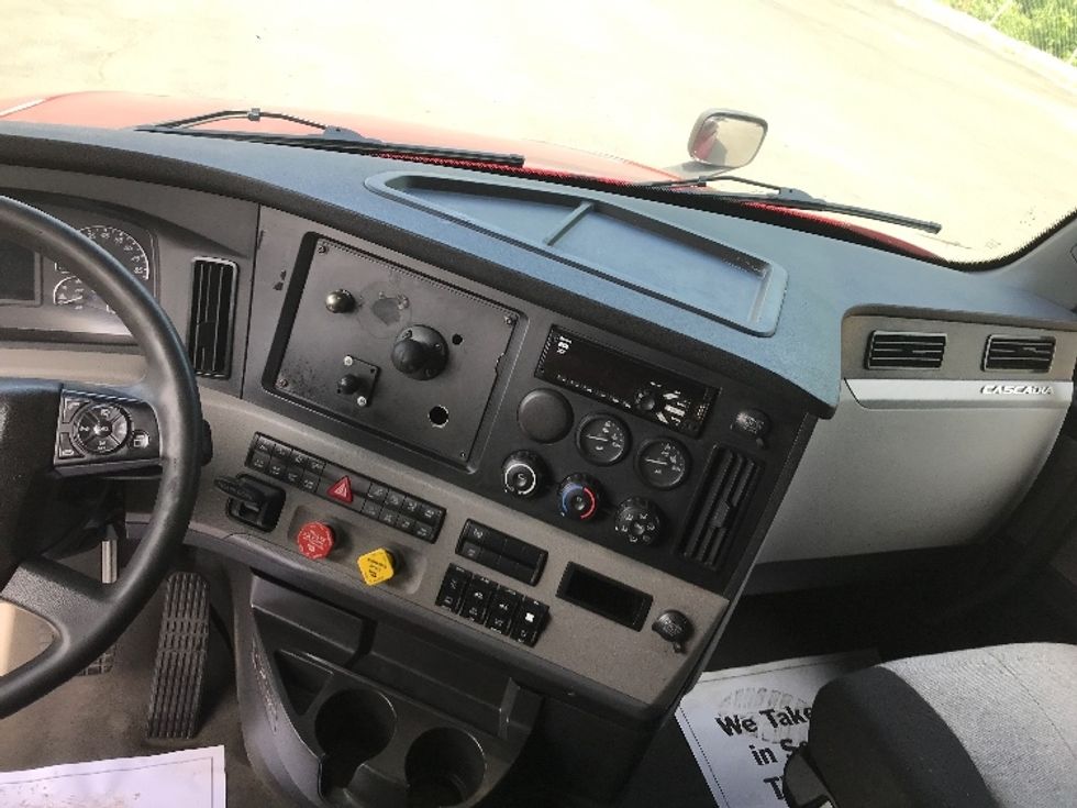 Sleeper Tractor-Heavy Duty Tractors-Freightliner-2019-T12664ST-Watertown-NY-579,572\n\t\tmiles-$ 54,500 - Image 12