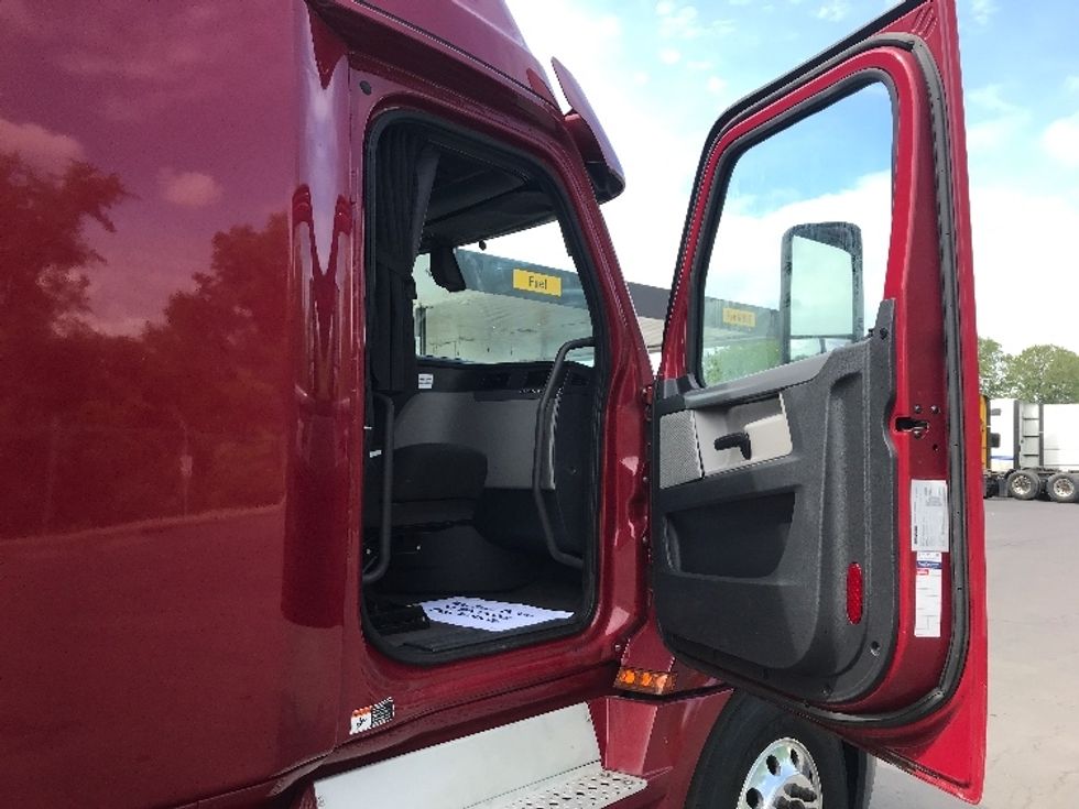 Sleeper Tractor-Heavy Duty Tractors-Freightliner-2019-T12664ST-Watertown-NY-579,572\n\t\tmiles-$ 54,500 - Image 13