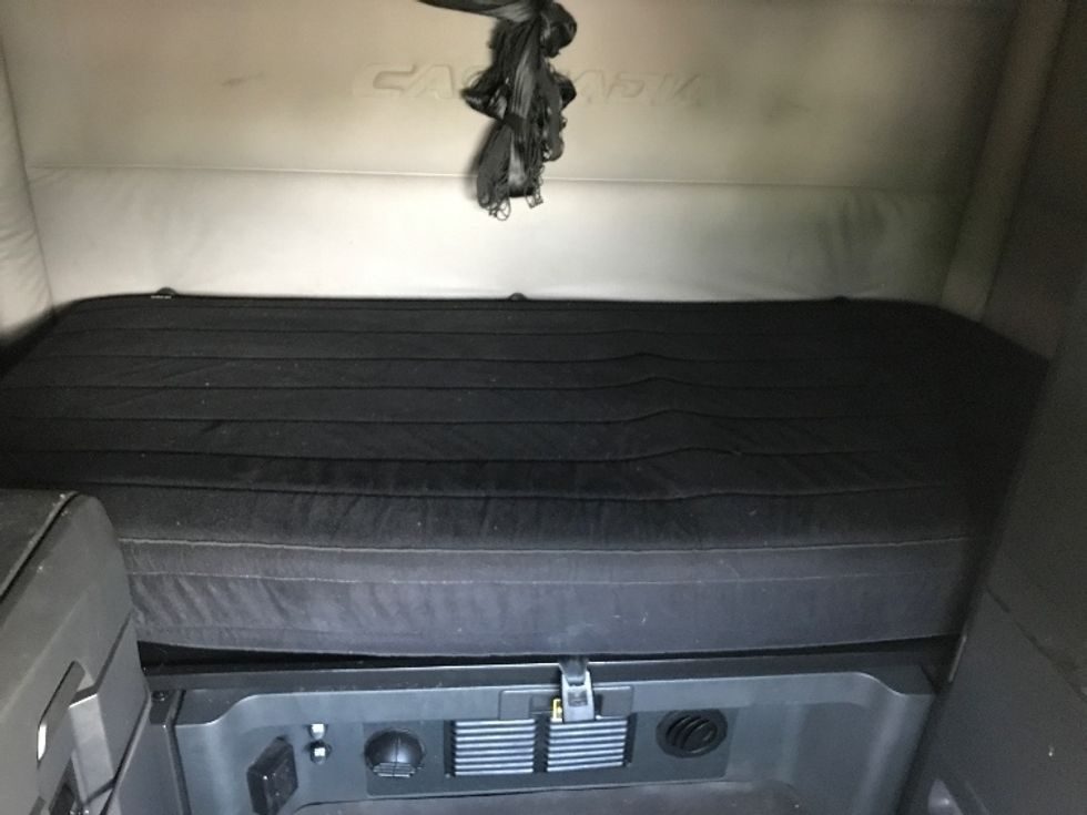 Sleeper Tractor-Heavy Duty Tractors-Freightliner-2019-T12664ST-Watertown-NY-579,572\n\t\tmiles-$ 54,500 - Image 16