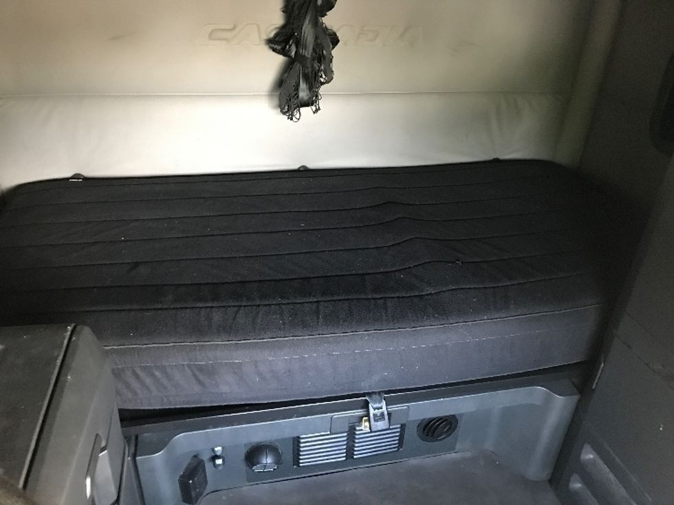 Sleeper Tractor-Heavy Duty Tractors-Freightliner-2019-T12664ST-Watertown-NY-579,572\n\t\tmiles-$ 54,500 - Image 17