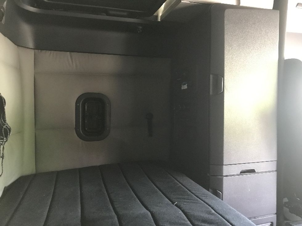 Sleeper Tractor-Heavy Duty Tractors-Freightliner-2019-T12664ST-Watertown-NY-579,572\n\t\tmiles-$ 54,500 - Image 18