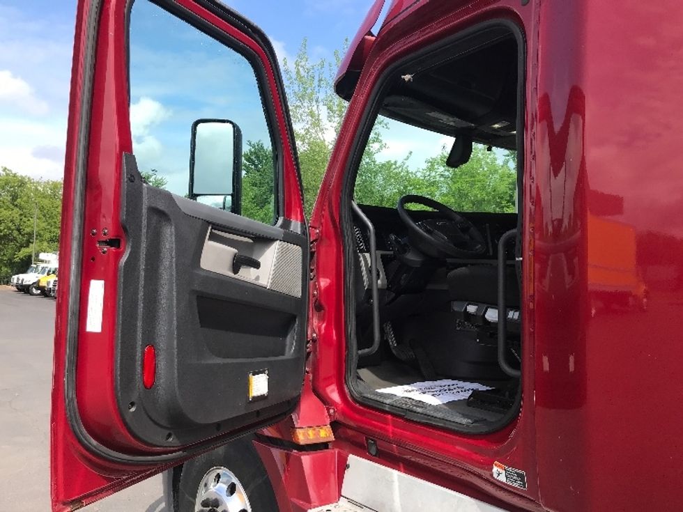 Sleeper Tractor-Heavy Duty Tractors-Freightliner-2019-T12664ST-Watertown-NY-579,572\n\t\tmiles-$ 54,500 - Image 9