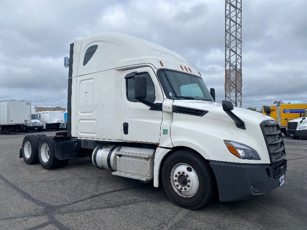 Sleeper Tractor-Heavy Duty Tractors-Freightliner-2019-T12664ST-West Sacramento-CA-327,787\n\t\tmiles-$ 69,500 - Image 1