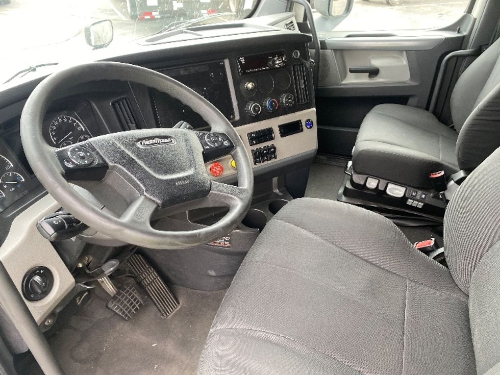 Sleeper Tractor-Heavy Duty Tractors-Freightliner-2019-T12664ST-West Sacramento-CA-327,787\n\t\tmiles-$ 69,500 - Image 10