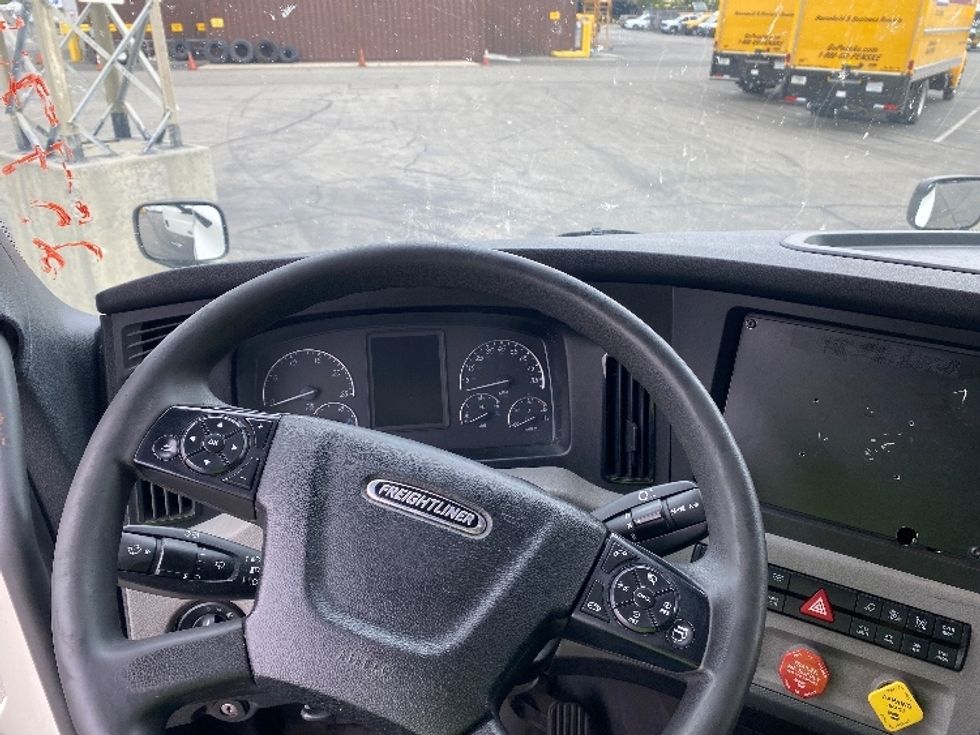 Sleeper Tractor-Heavy Duty Tractors-Freightliner-2019-T12664ST-West Sacramento-CA-327,787\n\t\tmiles-$ 69,500 - Image 11