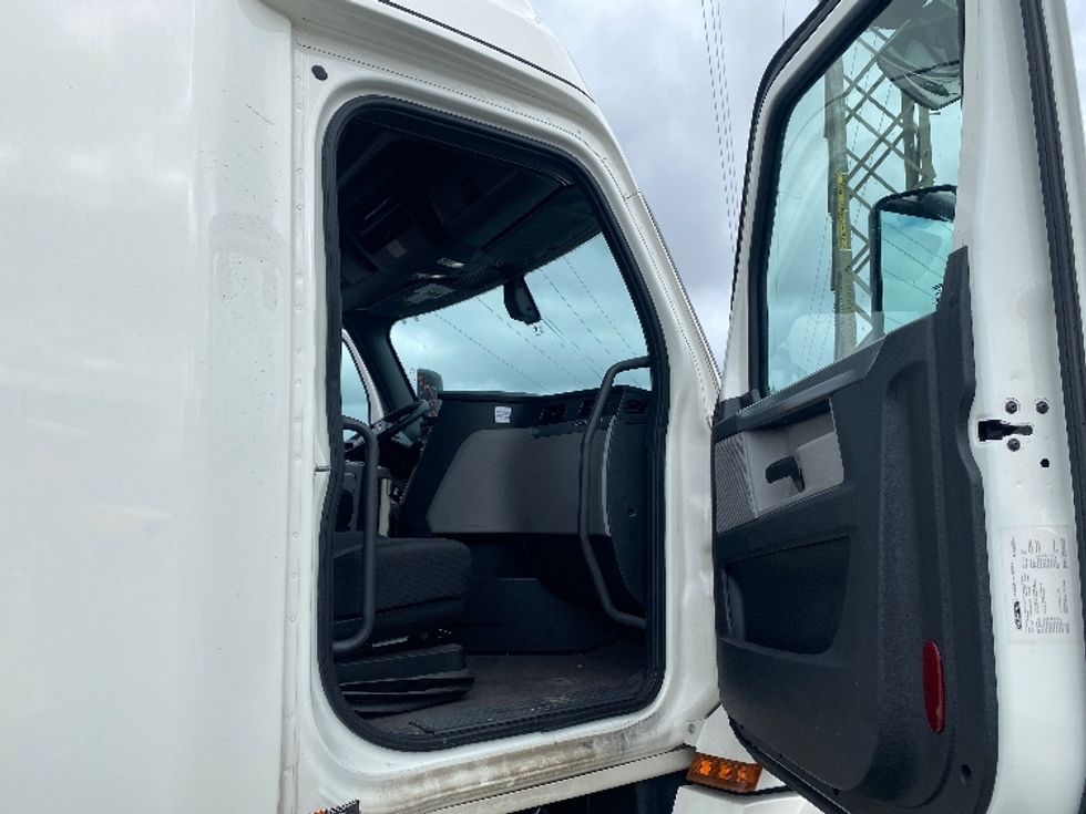Sleeper Tractor-Heavy Duty Tractors-Freightliner-2019-T12664ST-West Sacramento-CA-327,787\n\t\tmiles-$ 69,500 - Image 13