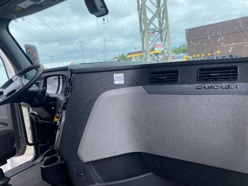 Sleeper Tractor-Heavy Duty Tractors-Freightliner-2019-T12664ST-West Sacramento-CA-327,787\n\t\tmiles-$ 69,500 - Image 14