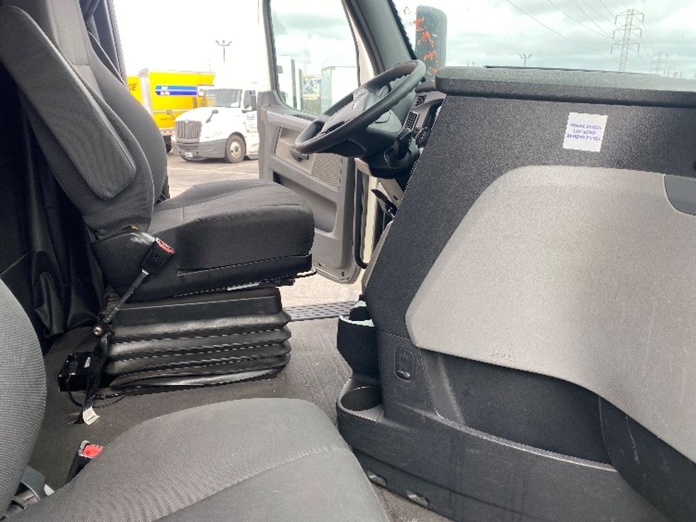 Sleeper Tractor-Heavy Duty Tractors-Freightliner-2019-T12664ST-West Sacramento-CA-327,787\n\t\tmiles-$ 69,500 - Image 15