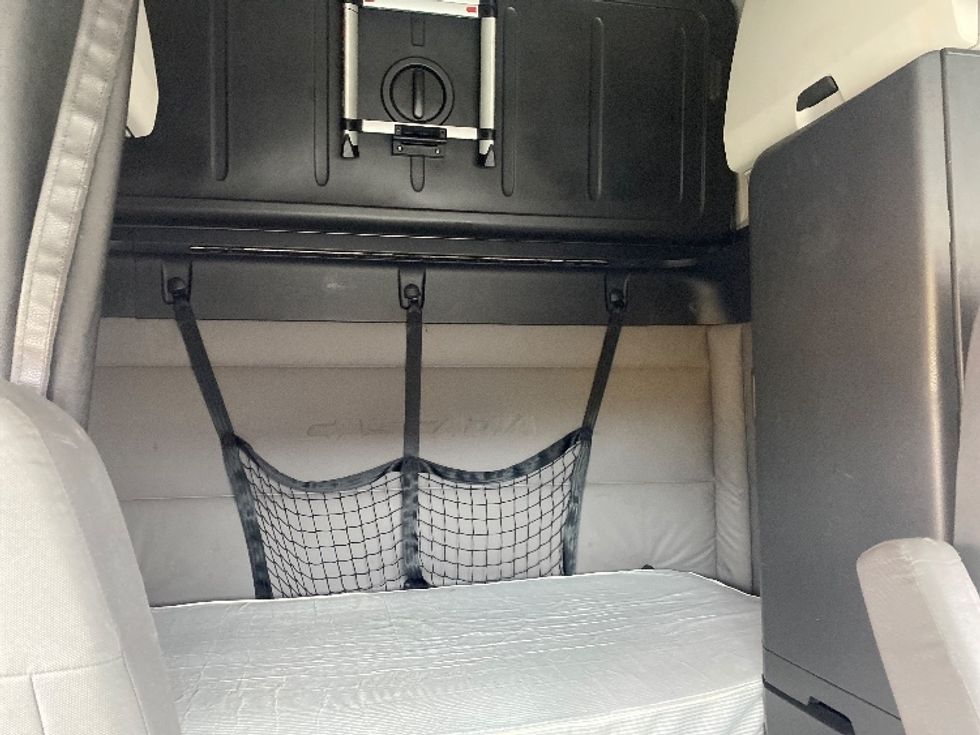 Sleeper Tractor-Heavy Duty Tractors-Freightliner-2019-T12664ST-West Sacramento-CA-327,787\n\t\tmiles-$ 69,500 - Image 16