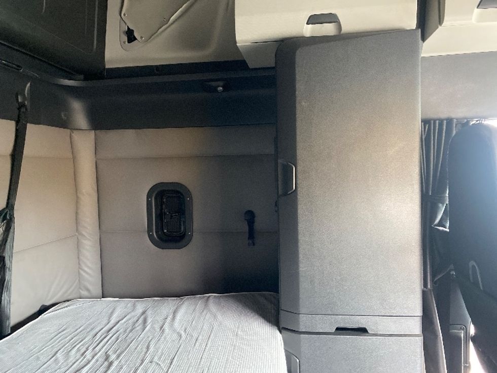 Sleeper Tractor-Heavy Duty Tractors-Freightliner-2019-T12664ST-West Sacramento-CA-327,787\n\t\tmiles-$ 69,500 - Image 18