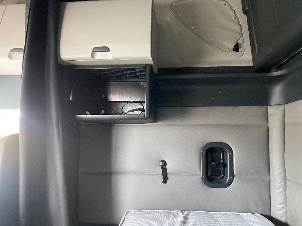 Sleeper Tractor-Heavy Duty Tractors-Freightliner-2019-T12664ST-West Sacramento-CA-327,787\n\t\tmiles-$ 69,500 - Image 19