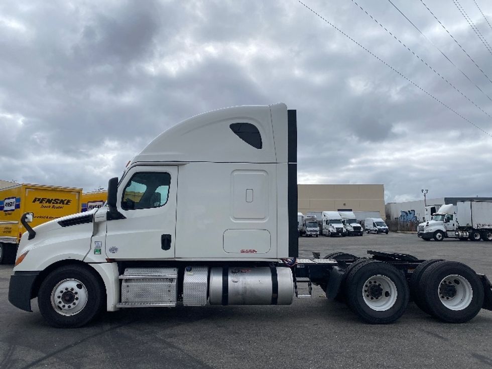 Sleeper Tractor-Heavy Duty Tractors-Freightliner-2019-T12664ST-West Sacramento-CA-327,787\n\t\tmiles-$ 69,500 - Image 4