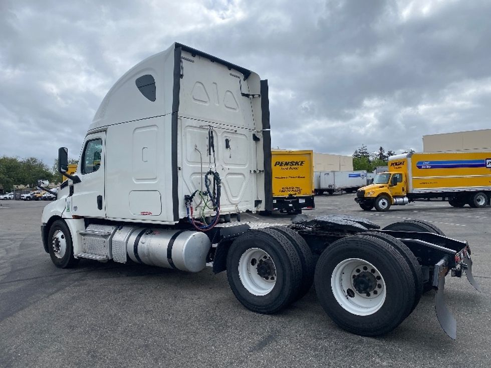 Sleeper Tractor-Heavy Duty Tractors-Freightliner-2019-T12664ST-West Sacramento-CA-327,787\n\t\tmiles-$ 69,500 - Image 5