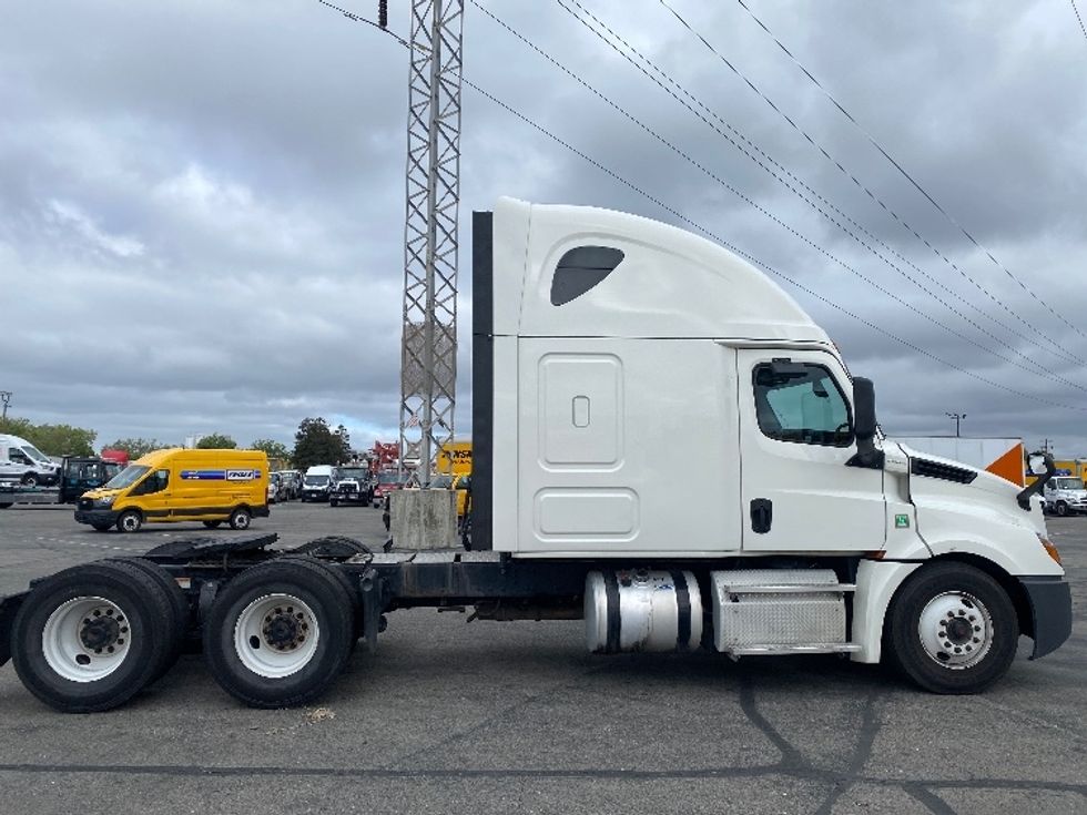 Sleeper Tractor-Heavy Duty Tractors-Freightliner-2019-T12664ST-West Sacramento-CA-327,787\n\t\tmiles-$ 69,500 - Image 8