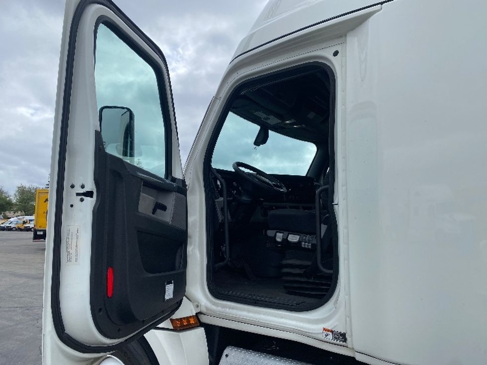 Sleeper Tractor-Heavy Duty Tractors-Freightliner-2019-T12664ST-West Sacramento-CA-327,787\n\t\tmiles-$ 69,500 - Image 9